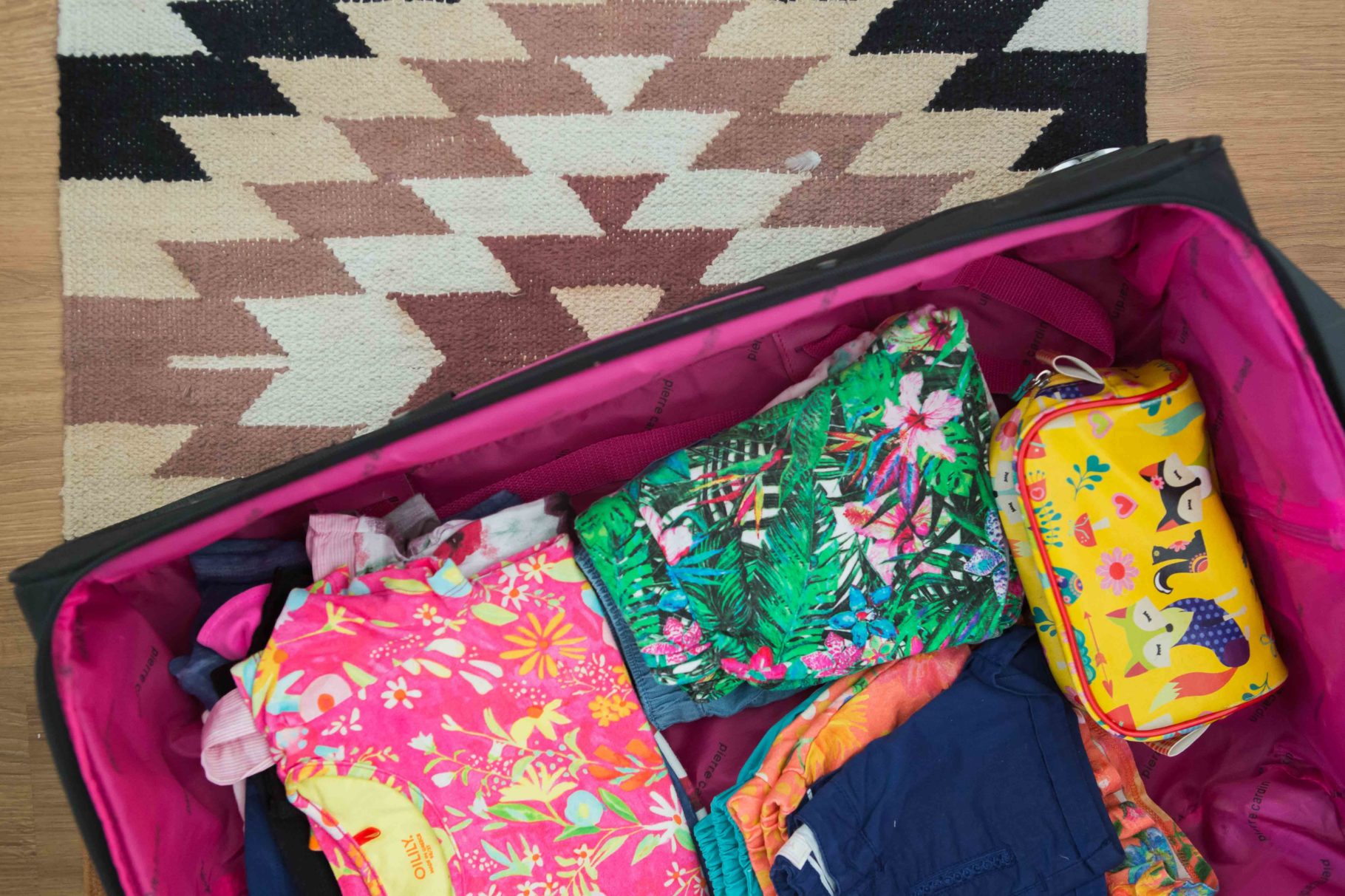 Dicas para arrumar a mala para uma viagem internacional com criança