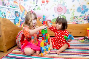 duas meninas brincando no tapete