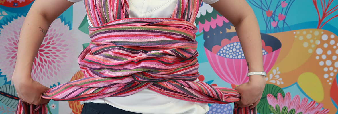 Passo a passo do sling Bebês. Usar um wrap sling pode trazer vários benefícios para você e para o bebê