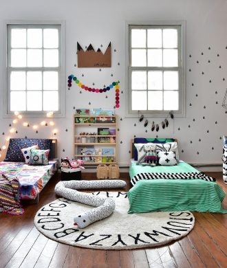 quarto infantil com parede de adesivos