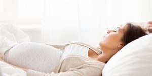 O que posso fazer para dormir melhor durante a gravidez?