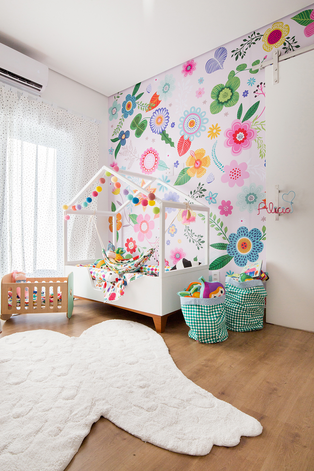 quarto infantil com papel de parede floral