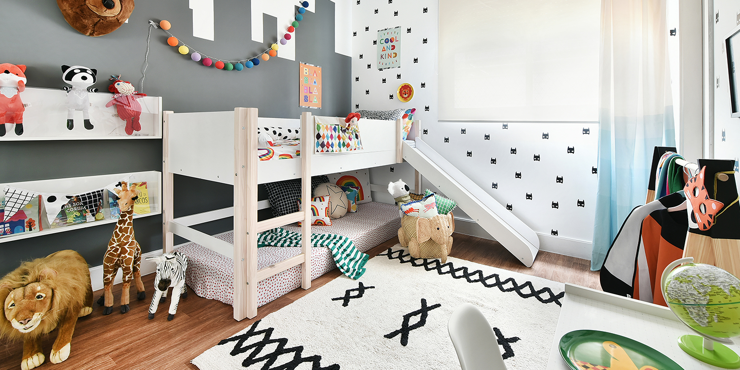Quarto de menino com escorregador O quarto infantil pode ganhar um toque divertido com um escorregador acoplado na cama, que proporciona diversão na hora de acordar.