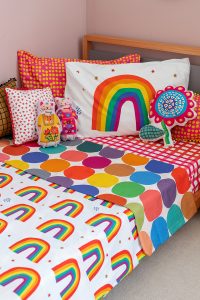 cama super colorida com fronha arco íris