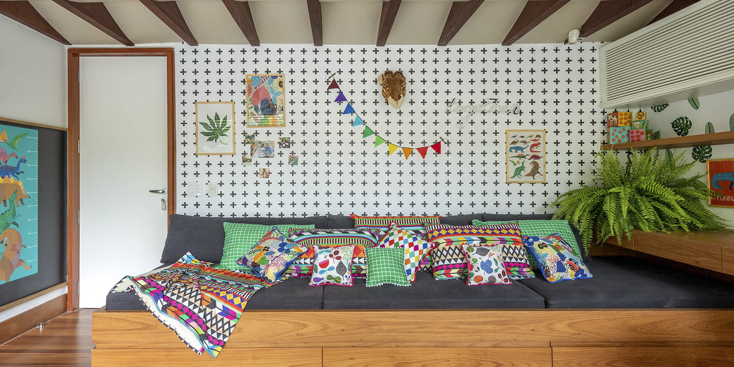 Cantinho multi funcional Otimizando espaço, a arquiteta Hana Lerner integrou um quarto de hôspedes, brinquedoteca e uma sala de tv.