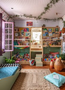 quarto de leitura com decoração colorida