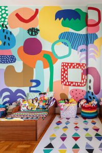 papel de parede colorido em quarto infantil