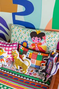 detalhe de cama infantil colorida