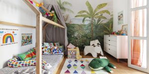 quarto infantil com cama casinha e tapete estampado