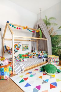 quarto infantil com cama casinha e tapete estampado