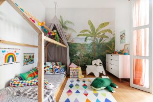 quarto infantil com cama casinha e tenda cinza e papel de parede