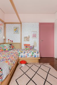 quarto compartilhado infantil com porta rosa