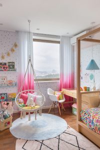 quarto infantil colorido com cadeira suspensa