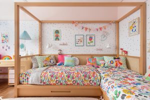 quarto infantil compartilhado com roupa de cama colorida