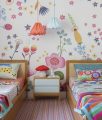 quarto compartilhado infantil colorido com papel de parede