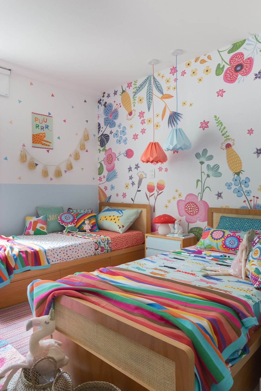 quarto infantil para menina com papel de parede