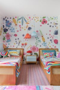 quarto compartilhado com papel de parede floral colorido