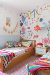 papel de parede floral em quarto colorido