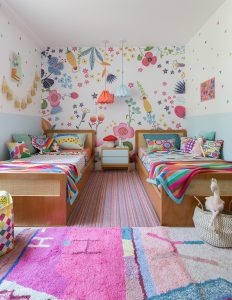 quarto infantil colorido com papel de parede floral