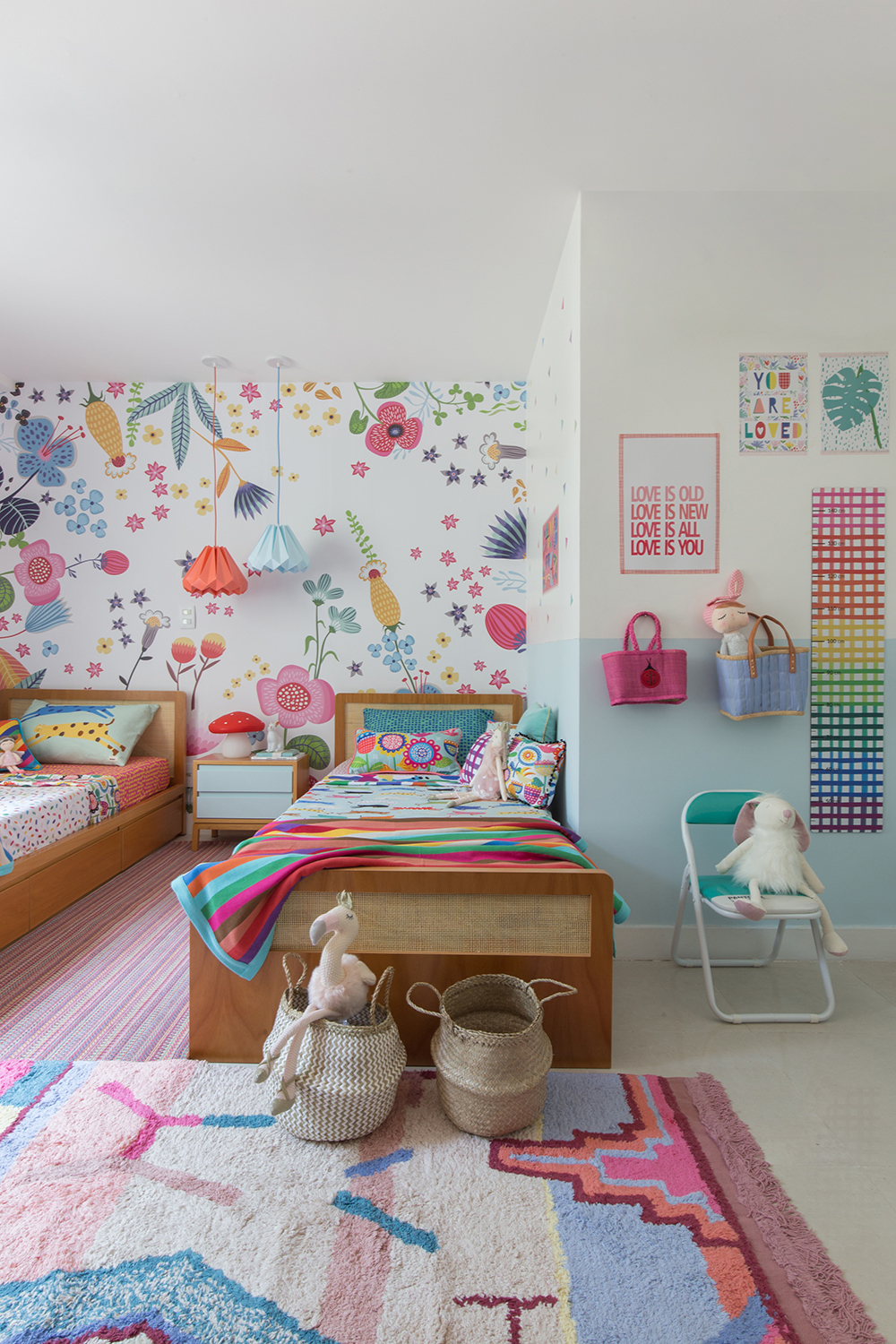 quarto infantil compartilhado com papel de parede floral