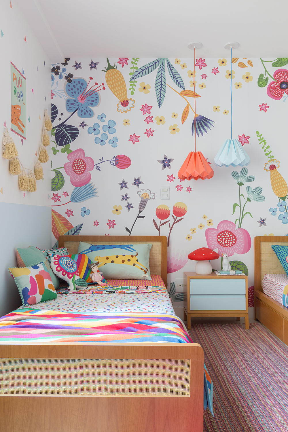 papel de parede floral em quarto infantil