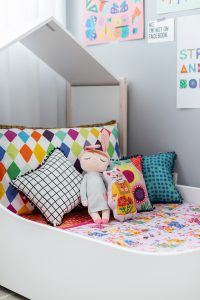 cama infantil com roupa de cama colorida e estampada