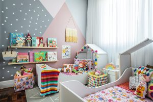 quarto infantil compartilhado com parede geométrica