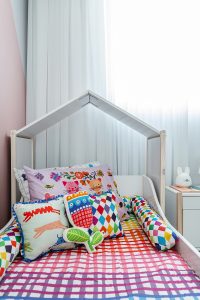 cama infantil com estampa colorida