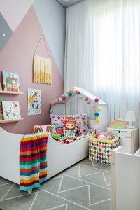cama casinha e com almofadas coloridas