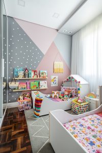 quarto infantil com cama casinha e parede geométrica