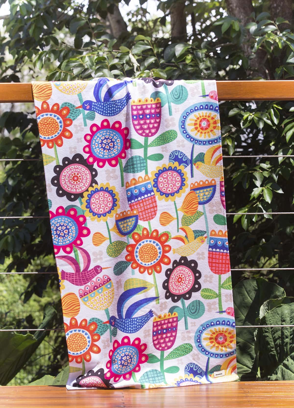 toalha infantil com estampa floral colorida