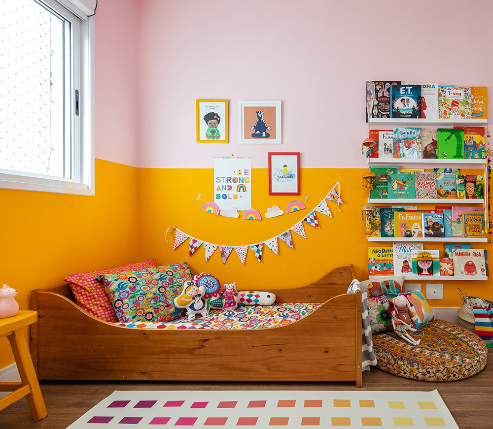 quarto de criança com pintura em meia parede