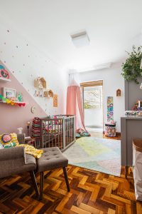 quarto de bebê com pintura geométrica