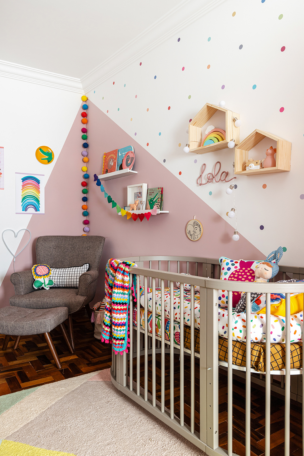 quarto de bebê com pintura geométrica