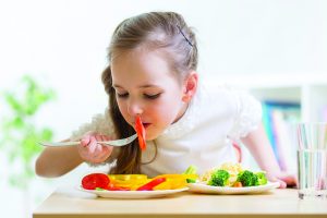 criança comendo vegetais