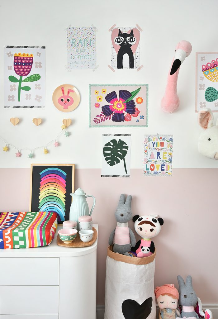 quarto de bebê com quadros na parede