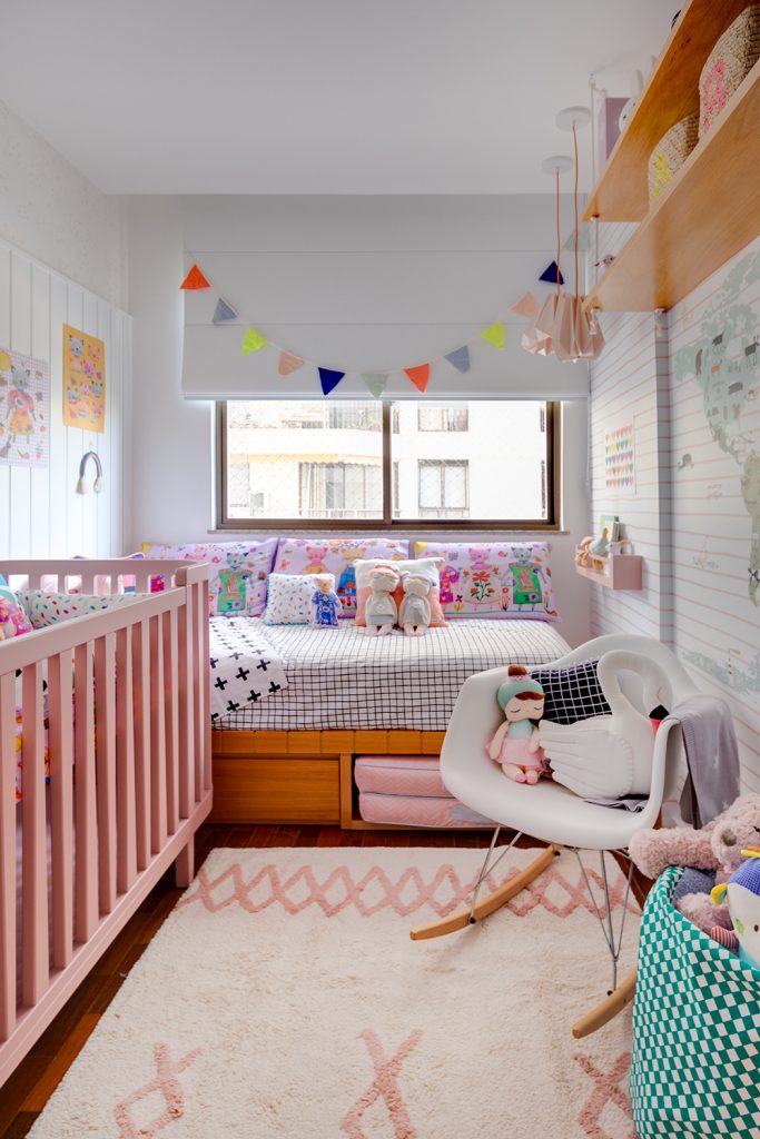 quarto de bebê colorido