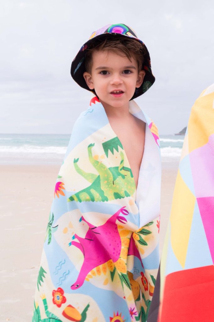 praia com criança chapéu