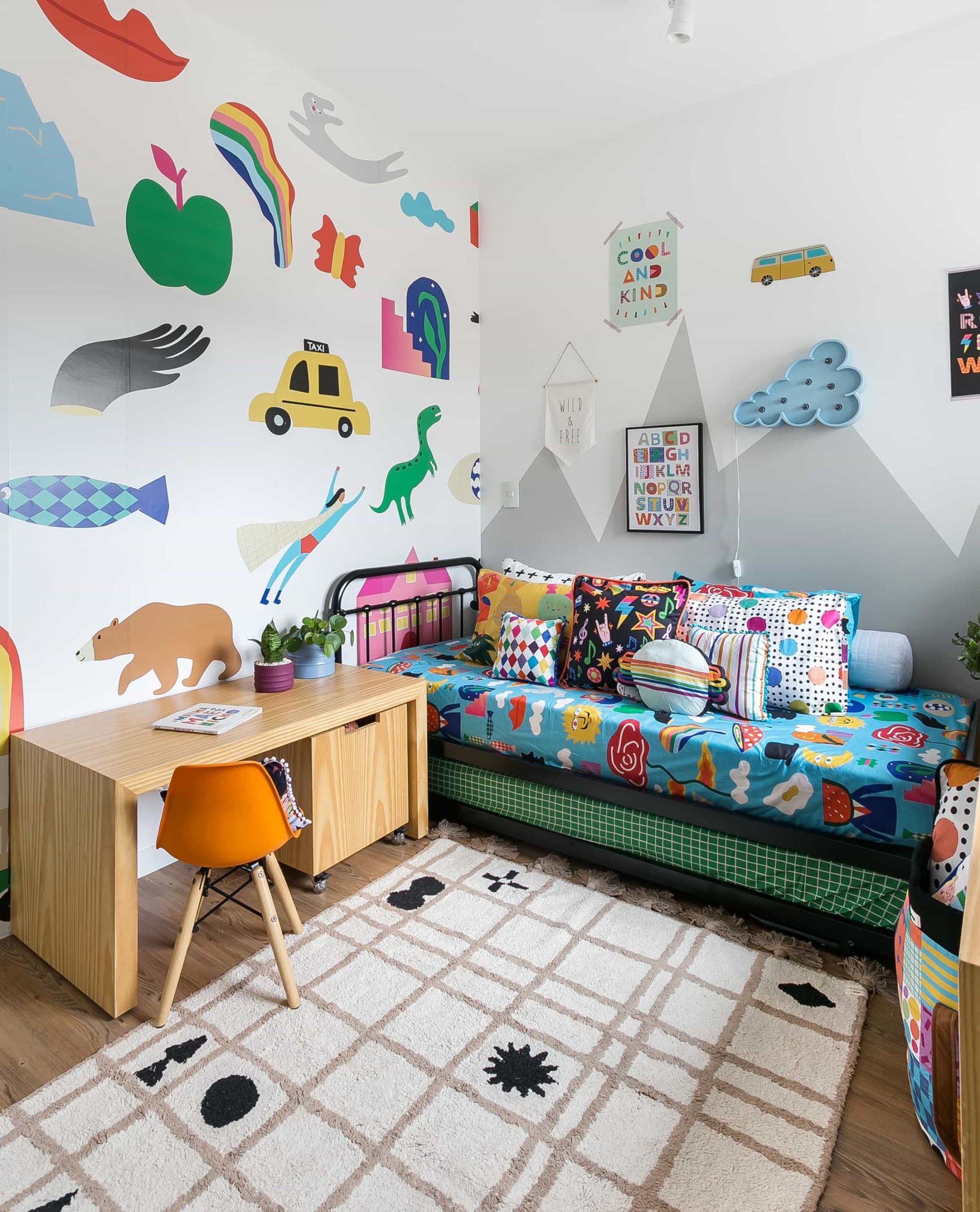 Segredos de como misturar móveis coloridos em uma decoração muito alegre e divertida para quarto de menino