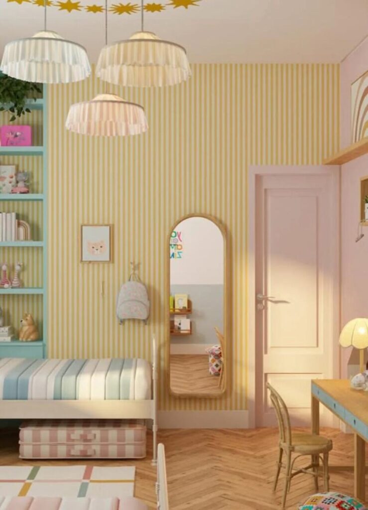 Quarto infantil com parede listrada amarela e espelho de corpo inteiro, móveis em tons suaves e iluminação acolhedora, decoração charmosa e criativa.