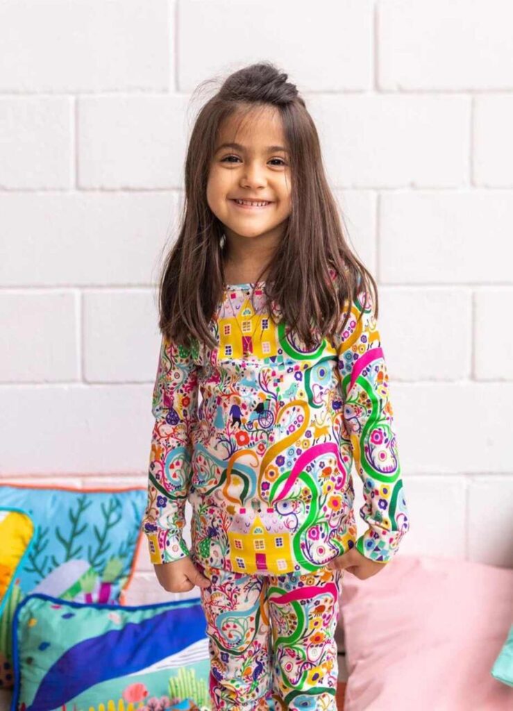 criança com pijama mooui