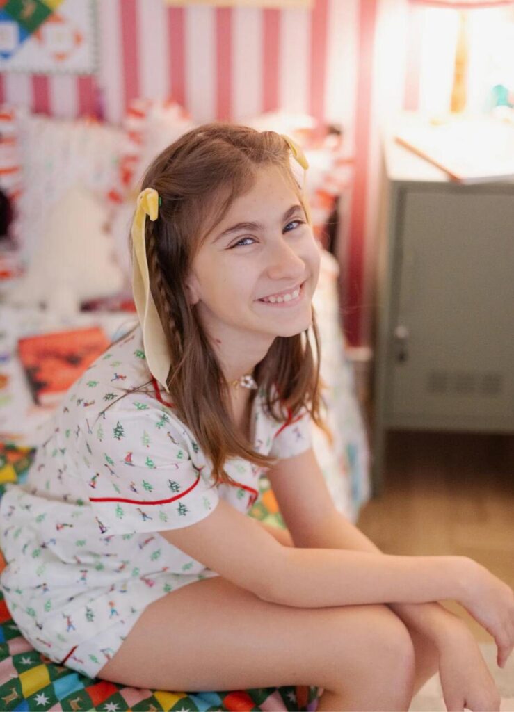 menina feliz em festa do pijama