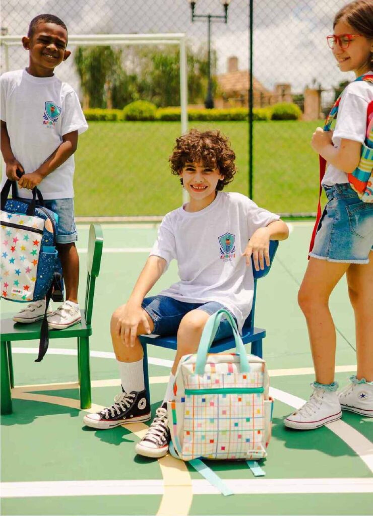 crianças com mochila MOOUI