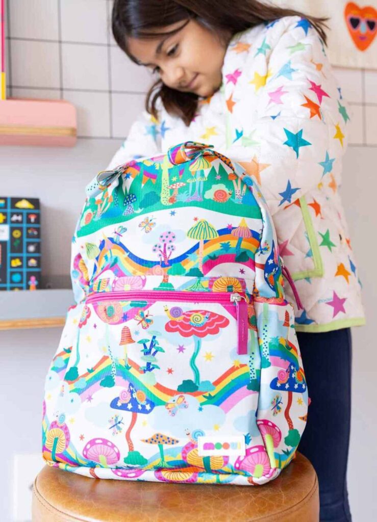 criança com mochila MOOUI