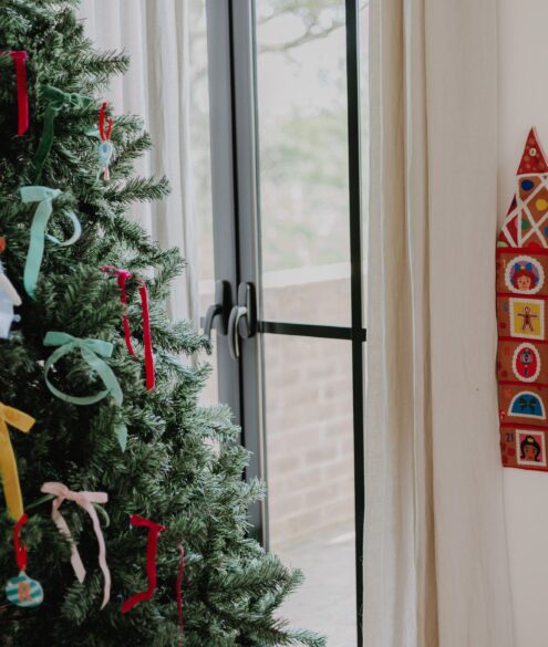 Árvore de natal decorada com lacinhos e uma bonequinha