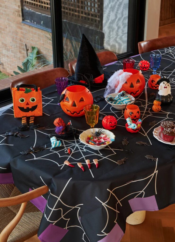 Docinhos e enfeites de halloween em uma mesa