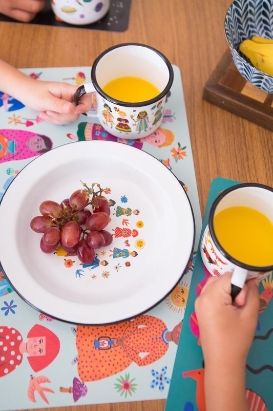 Pratos e canecas infantis com uva e suco