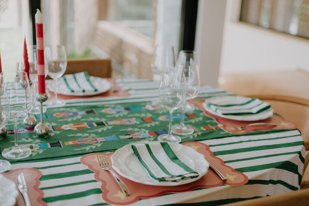 Mesa de natal com guardanapo