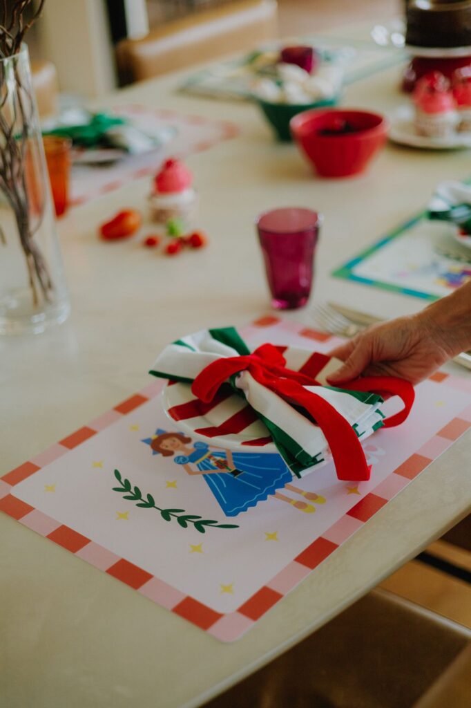 Mulher colocando guarda nato em mesa de natal