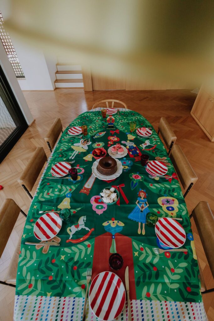 Mesa de natal com bolo de chocolte